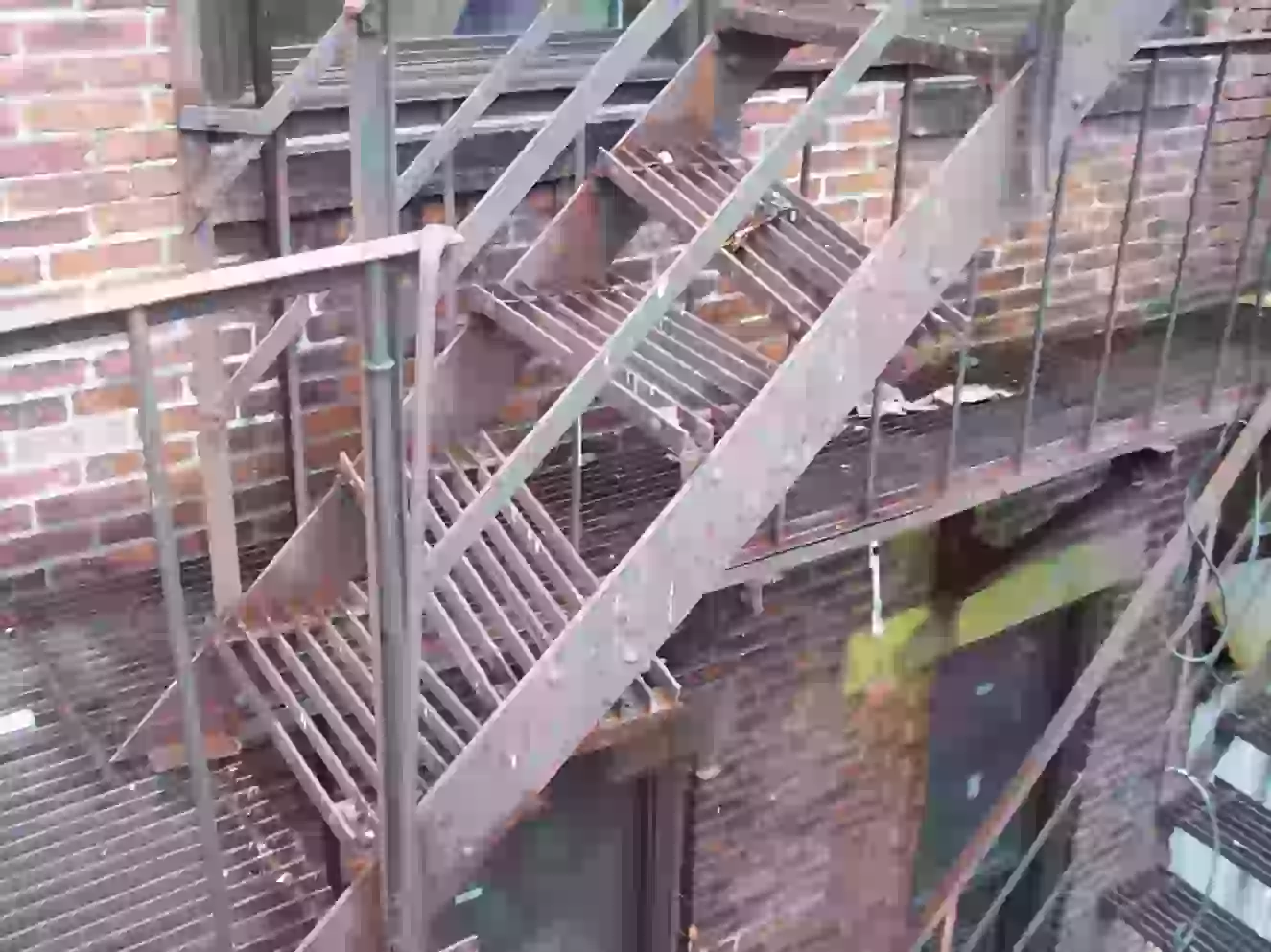Демонтаж фасадной металлической лестницы