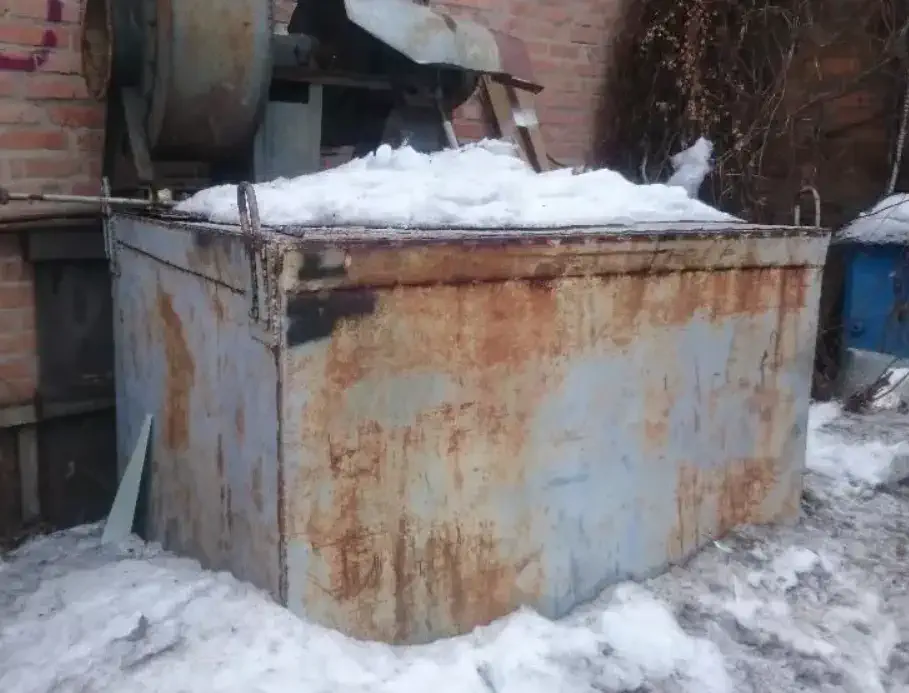 Резка старого металлического контейнера