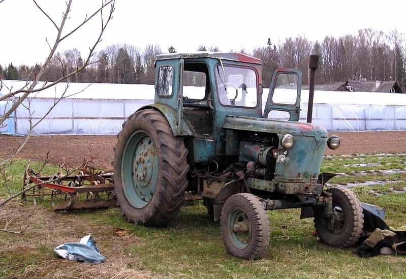 Демонтаж старого колесного трактора Т-40