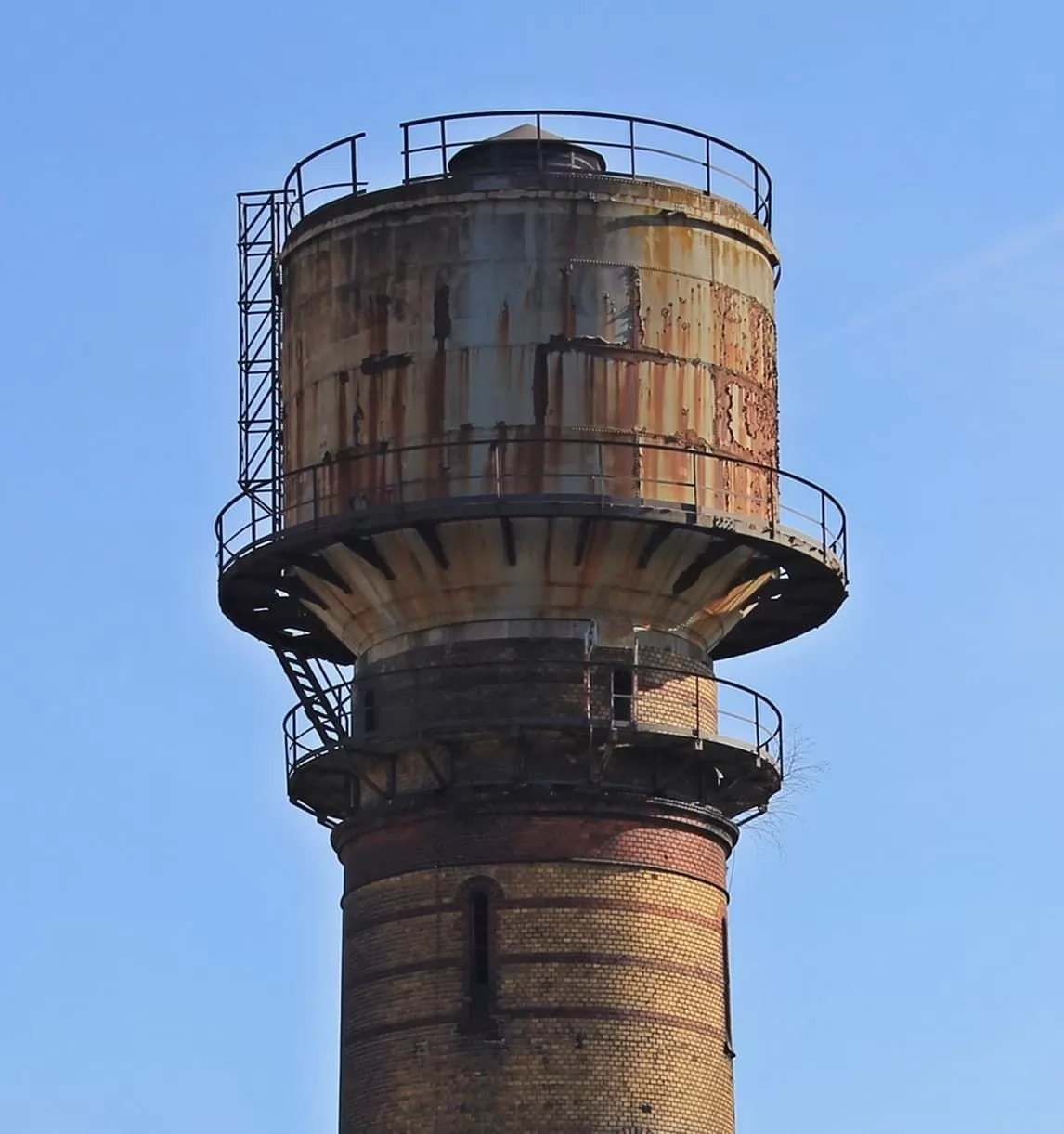 Разбор старой металлической водонапорной башни