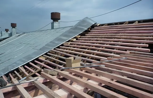 Демонтаж старой крыши из металла