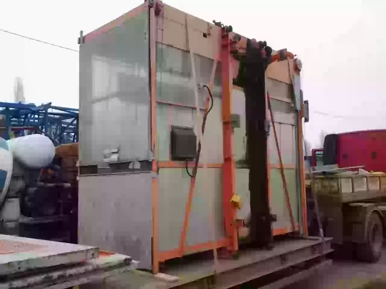Демонтаж грузового лифта в складском помещении